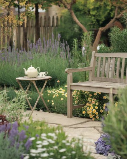 "Créer un coin détente au jardin avec des plantes apaisantes et une décoration nature"